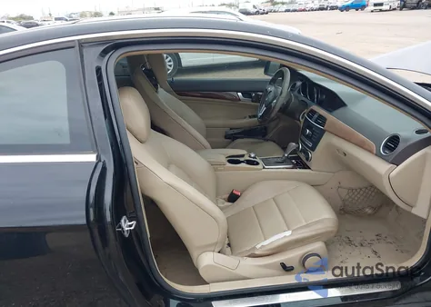 2015 Mercedes-Benz C 250 z USA, uszkodzony, nr VIN WDDGJ4HB4FG368177